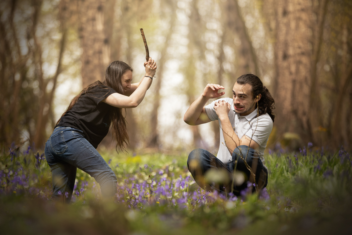 couple joue en seance photo amusant