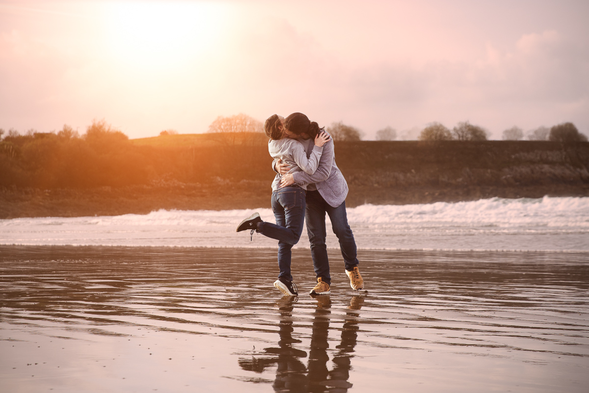 couche de soleil seance photo couple plage golden hour