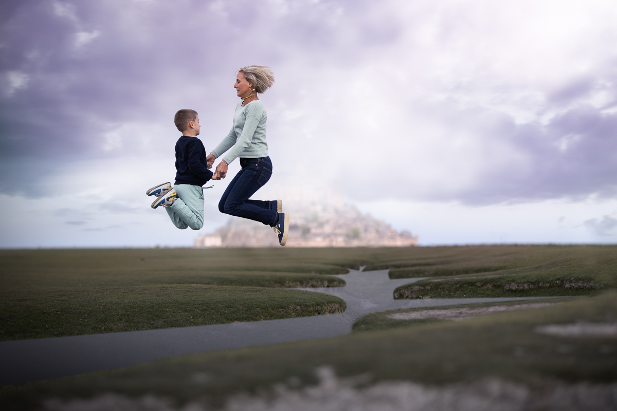 Seance photo mont saint michel enfant et sa maman sautent orage