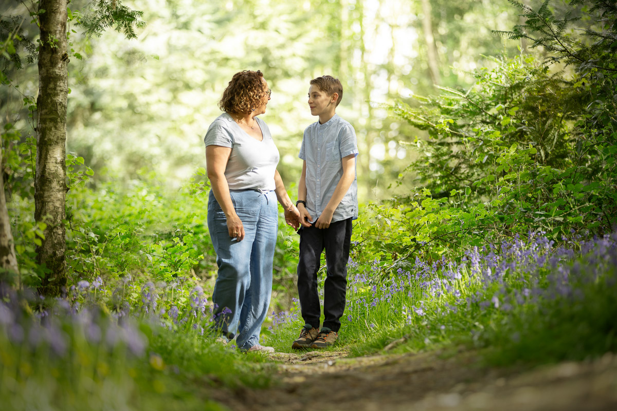 Seance photo enfant et sa maman mere et fils foret