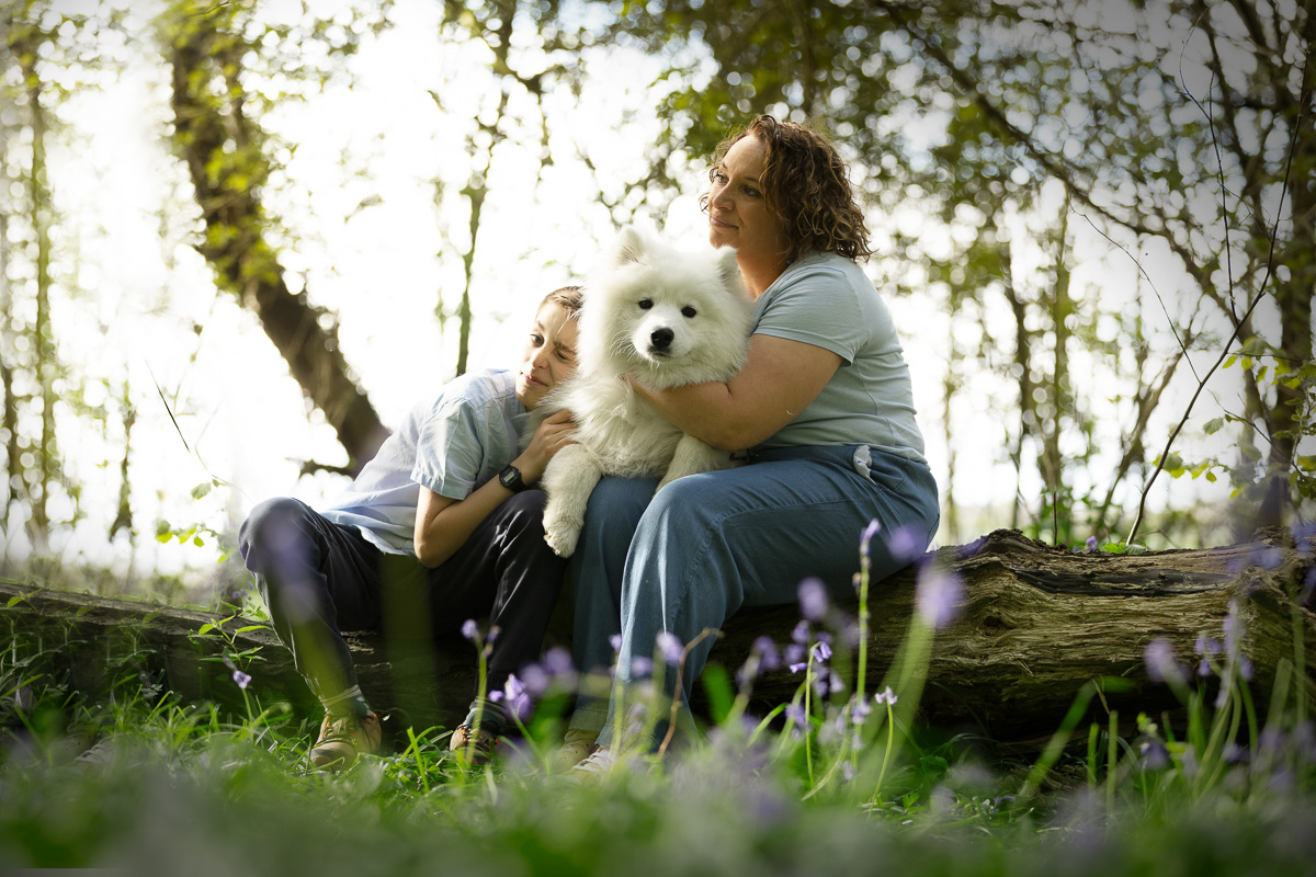 Seance photo enfant et sa maman mere et fils foret chien samoyede
