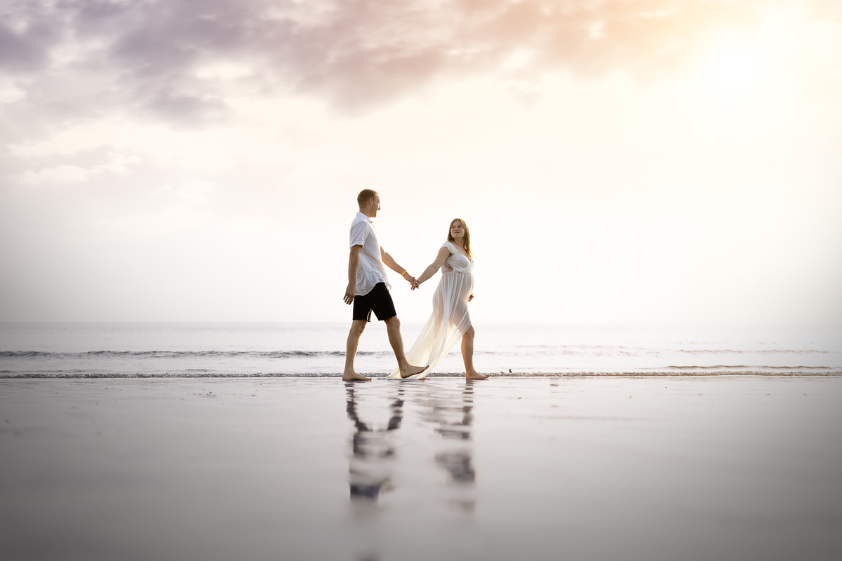 seance photo grossesse couple plage