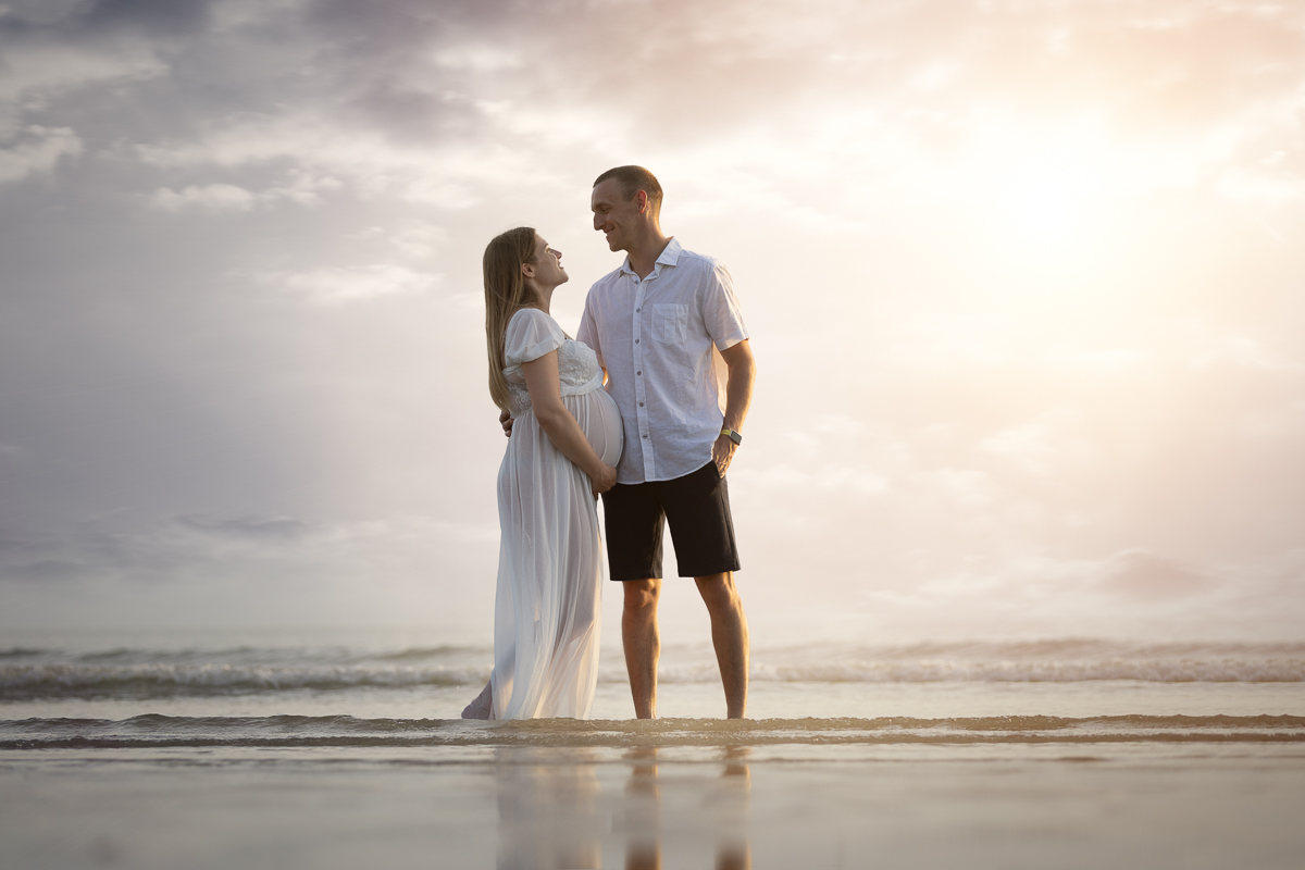seance photo grossesse couple plage