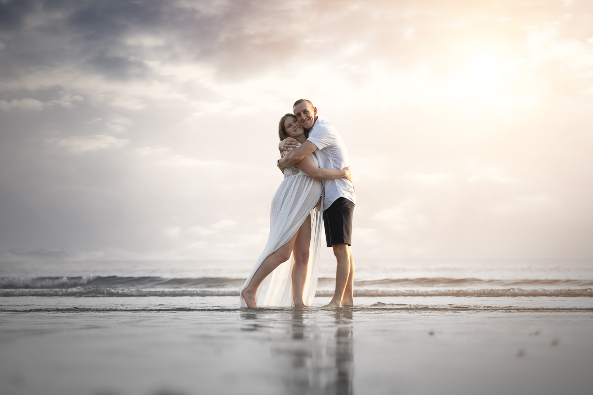 seance photo grossesse couple plage
