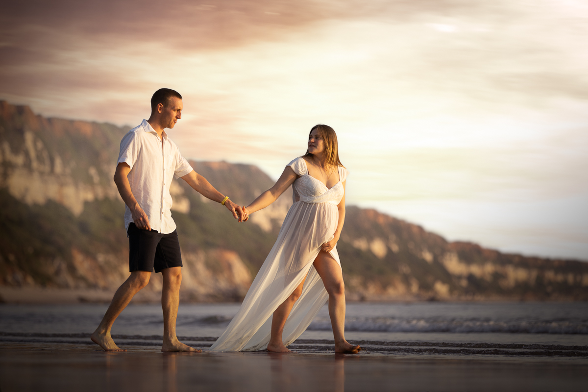 seance photo grossesse couple plage