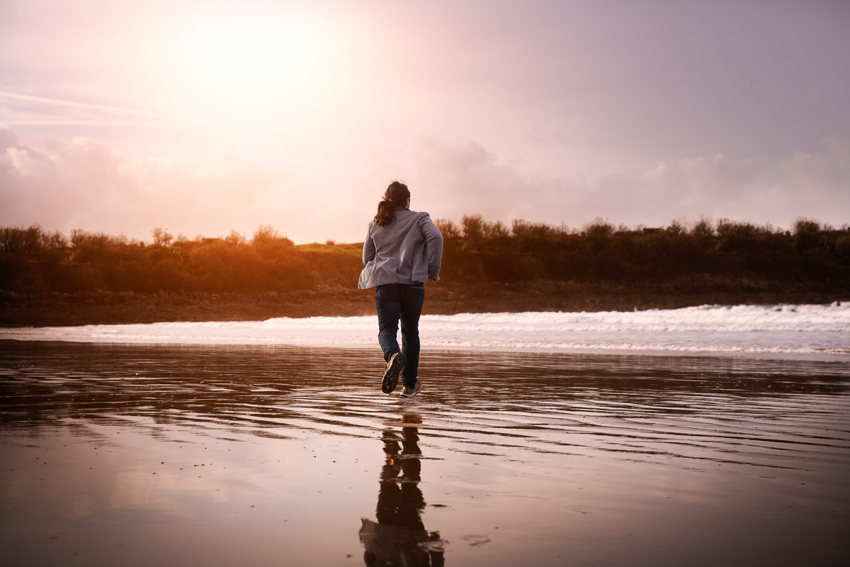 seance photo en solo sur la plage homme court