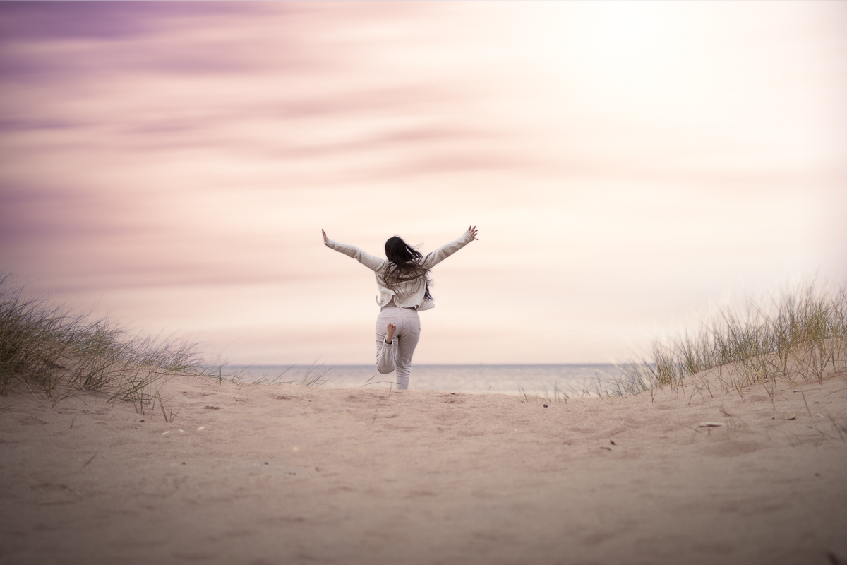 seance photo en solo sur la plage femme court vers la mer