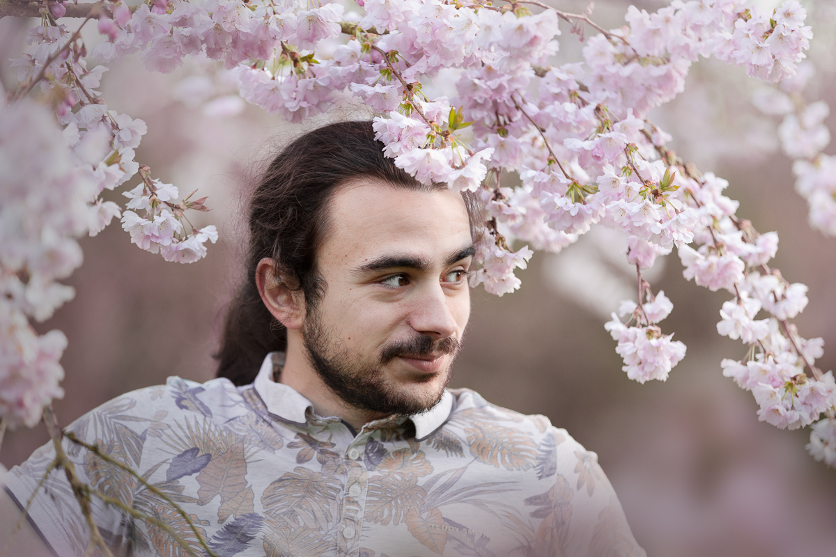 portrait homme fleurs roses cerisier shooting photo