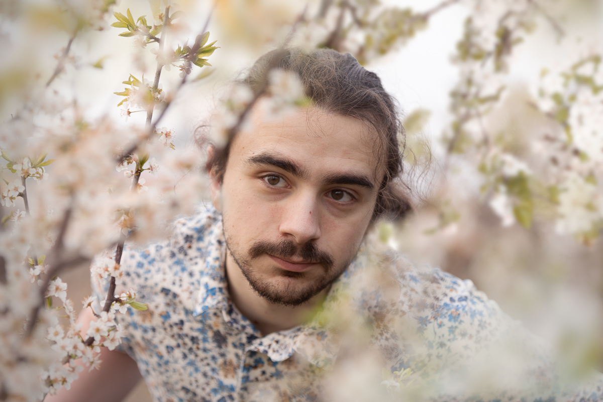 portrait homme fleurs roses cerisier shooting photo