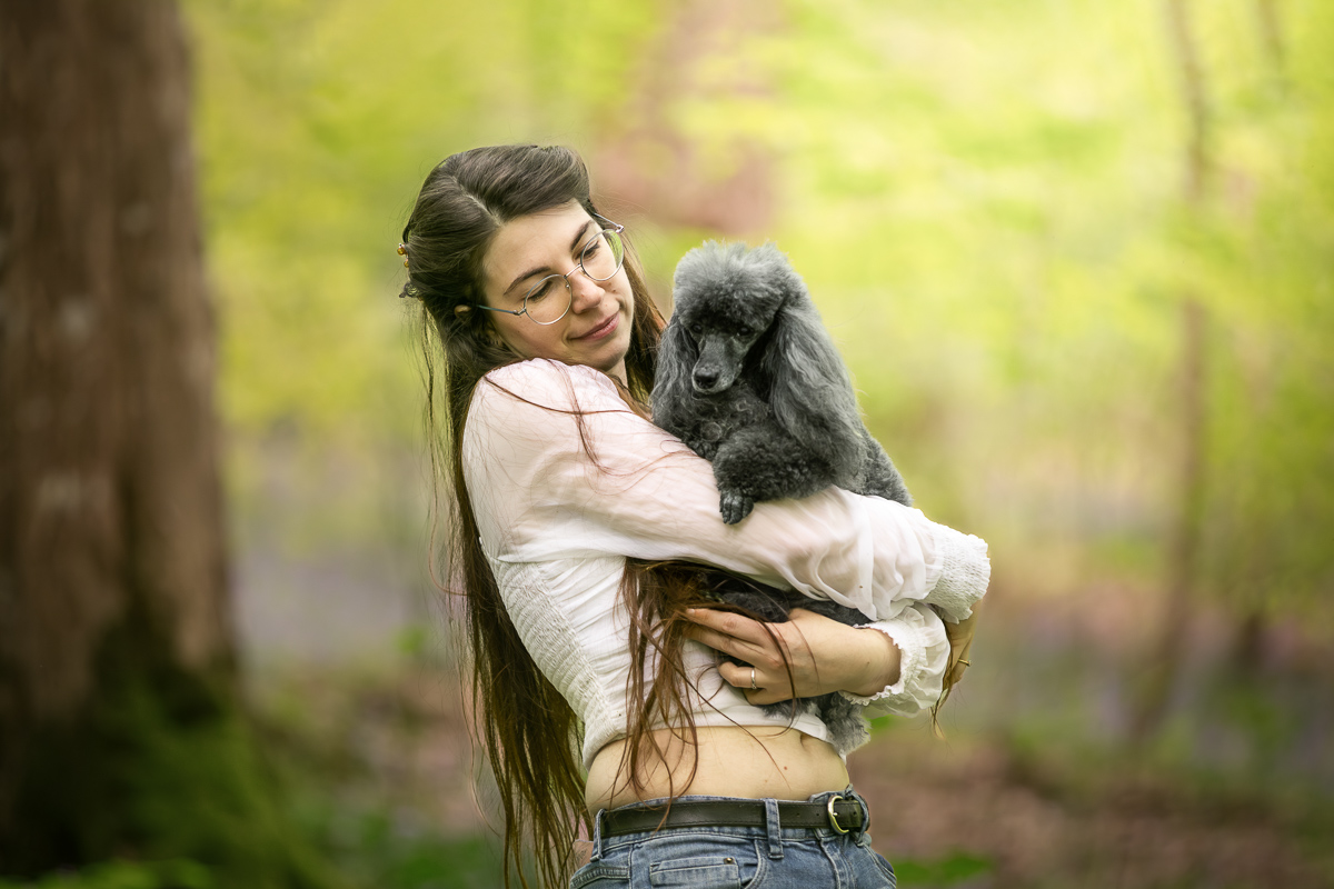 seance photo en solo femme avec son chien caniche foret