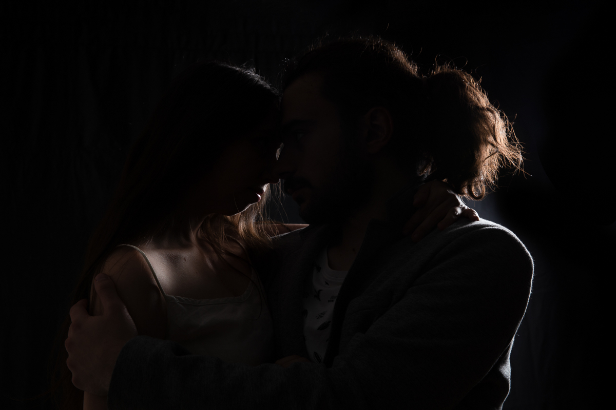 studio fond noir effet de lumière seance photo professionnelle