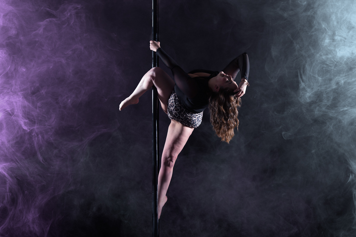 photographe professionnel studio colore fumée artistique fond noir pole dance