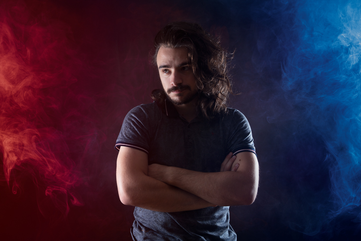 photographe professionnel studio colore fumee artistique fond noir